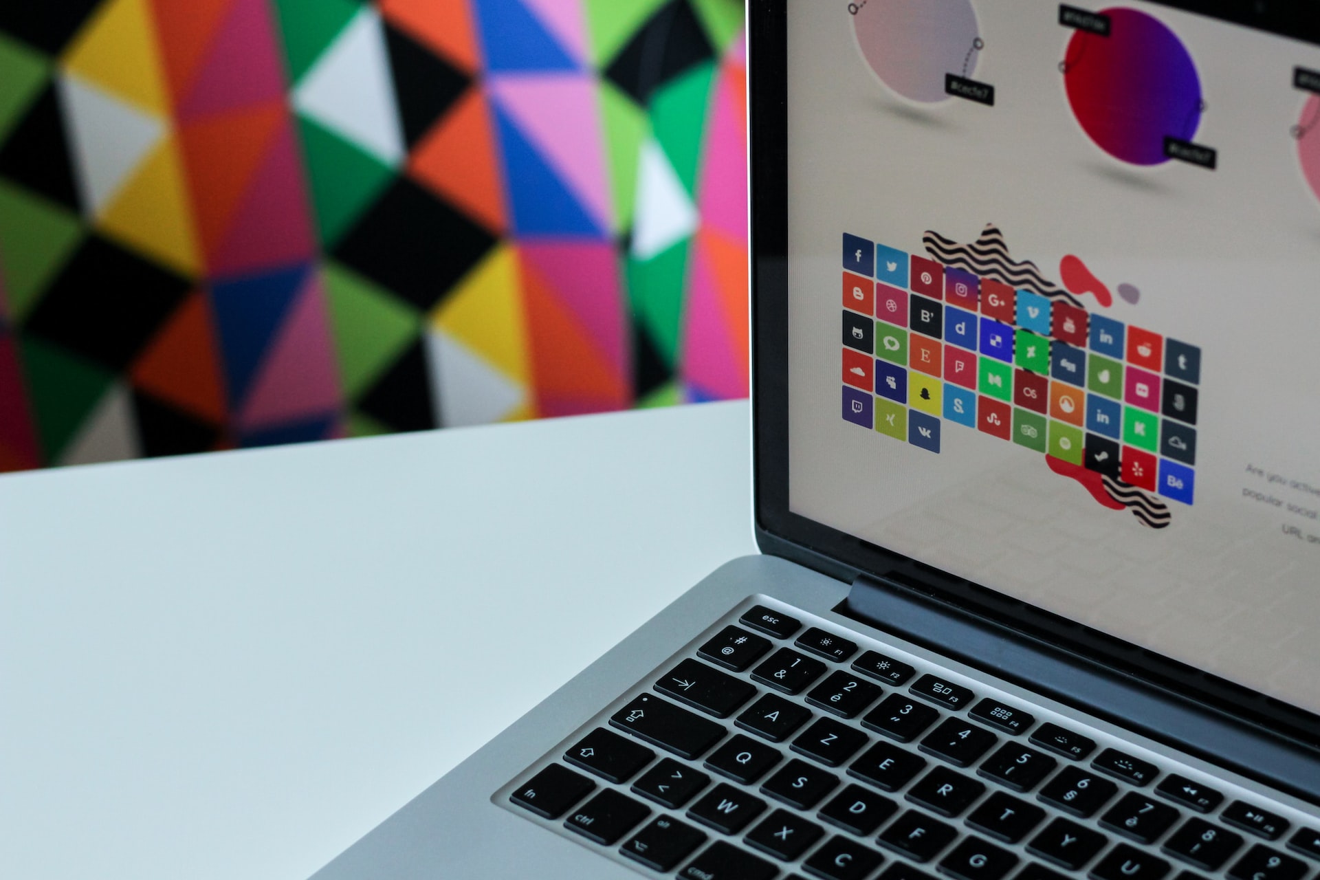 senior-graphic-designer
